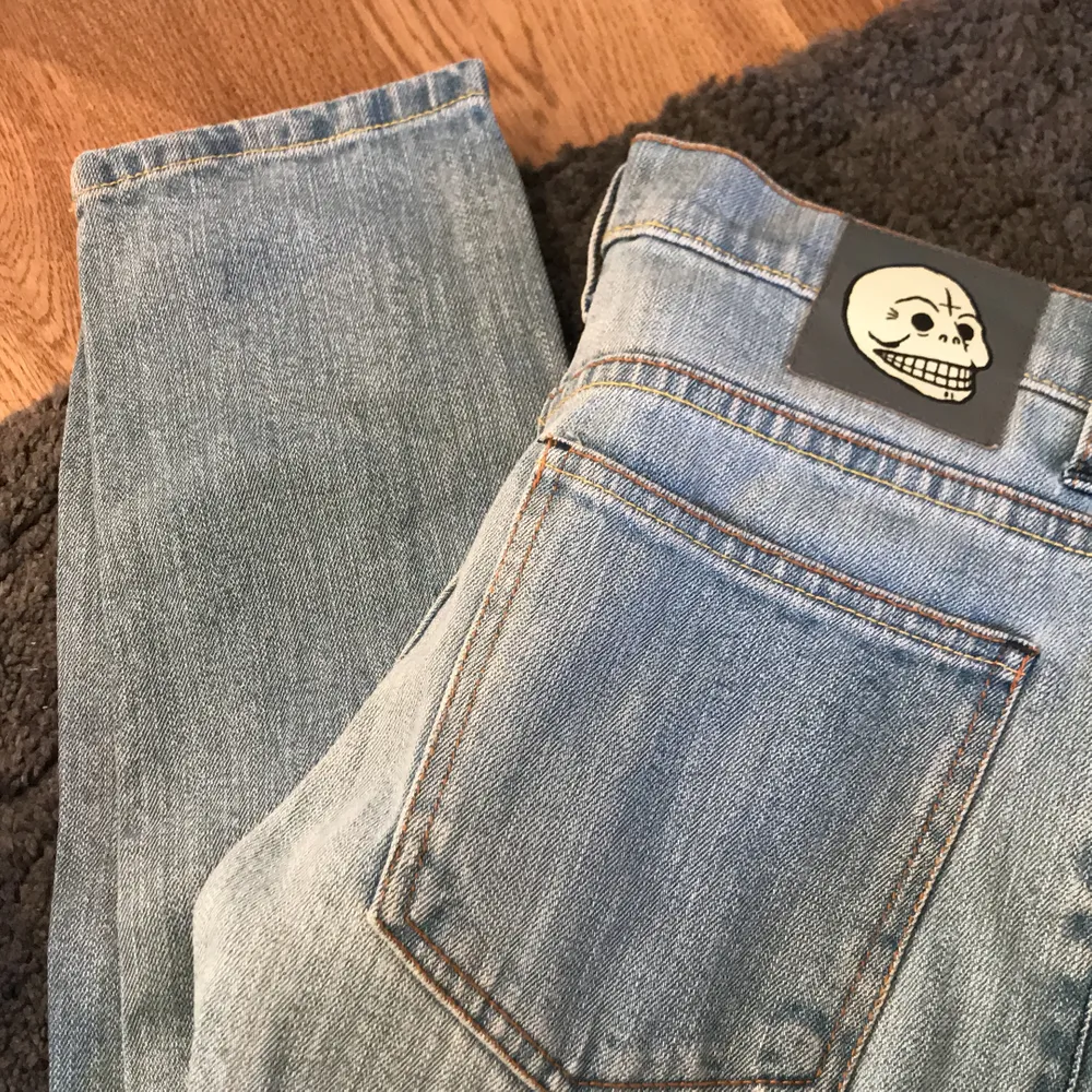 Dessa snygga tighta jeans är från Cheap Monday! 💙 De är storlek 27 men för små för mig som brukar ha 27 i andra jeans🥰 Skulle säga att de passar XS-S! Originalpris är ca 500kr. Vill få dem sålda så snabbt som möjligt så kom med valfritt bud! 💕. Jeans & Byxor.