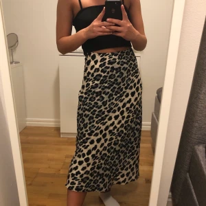 Djurmönstrad kjol - Fin djurmönstrad kjol från Zara. Dragkedja i sidan. Köpt förra sommaren. Använd fåtal gånger. Jag är 162 cm lång. Köparen står för frakten! 