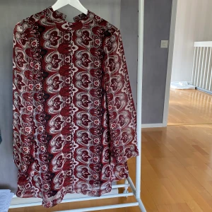 Klänning Strl S - Säljer min fin klänning som jag har använt vid 2 tillfälle. Den är som ny! Säljaren står för frakten📦