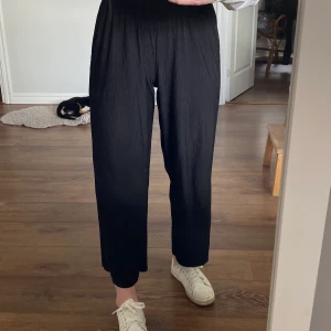 Pösigare byxor  - Pösigare byxor från Gina Tricot. Passar både XS och S. Använd ett fåtal gånger 🧚🏻 Köparen står för frakten 💕