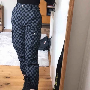  - Mörkgrå rutiga Cargo byxor,, från zalando typ, skitsnygga men använder dem för sällan😫😔❤️ frakt tillkommer