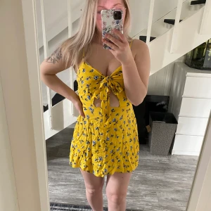Somrig klänning  - Supersöt klänning som jag tyvärr aldrig fick användning för! Storlek S, man kan justera knytningen fram. Ställbara axelband, inte genomskinlig. Helt oanvänd med lapp kvar 🌸 Betlas med swish och köparen står för frakten 🦋