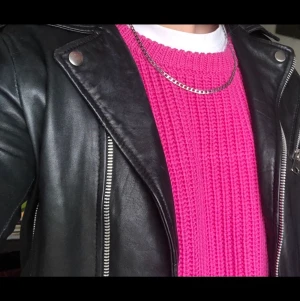 Stickad rosa tröja  - Svinfin stickad tröja som inte kommer till användning. Tröjan har inga defekter, dvs är i toppen skick! 