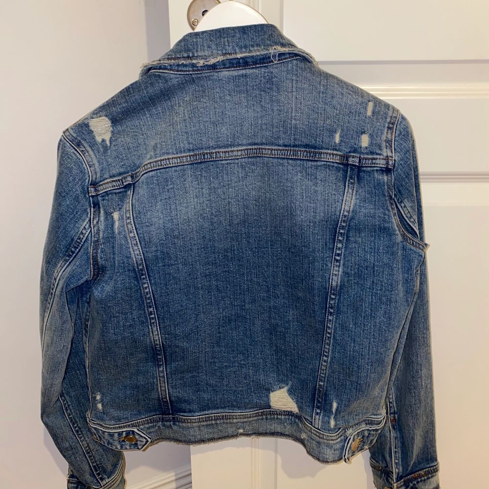 Väldigt sparsamt använd jeansjacka ifrån Zara. . Jackor.