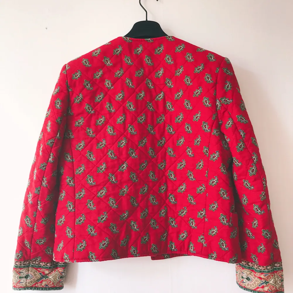 Cropped vintage jacket in red with print, size M, jn very good condition. Kostymer.