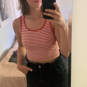 Bik Bok - Ribbat croppat linne från Bikbok. Randigt röd och vit. Bra skick!