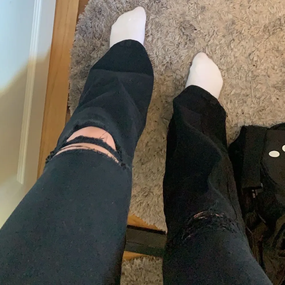 Svarta bootcut jeans från DrDenim i storleken S men passar M bra med efter som de är stretchiga. Buda!!. Jeans & Byxor.