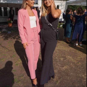 Kostymset - Köpt på plick, aldrig använt av mig och använt av tidigare ägare (på bilden) en gång! Jättefint skick och världens finaste färg