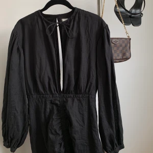 Klänning - Klänning med öppning fram och som man ser på första bilden så har den samma öppning på baksidan. Jätte snygg på då den går in i midjan och framhäver höfterna. Det är jag på båda bilderna så ni ser passformen. 