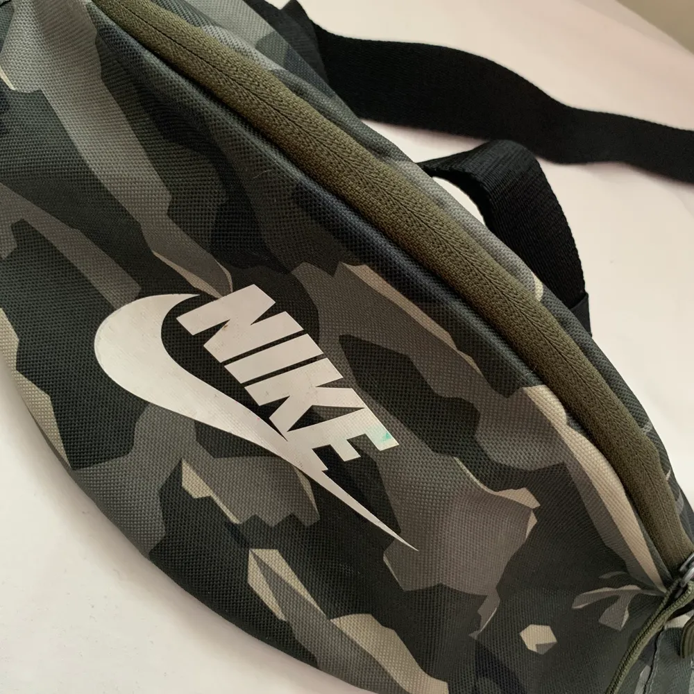 Jätte fin Nike Axel/höftvöska med 3 fickor i militärgrön . Väskor.