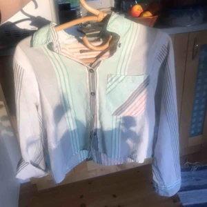  - Intressekoll på denna skjorta. Tycker den är skitsnygg men använder den aldrig😩 Från Urban outfitters