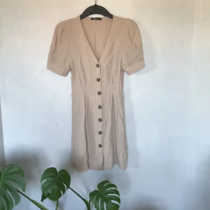 Klänning från Gina tricot X Bianca ingro - Beige klänning från ginatricot X Bianca Ingrosso 36 men skulle säga mer 34
