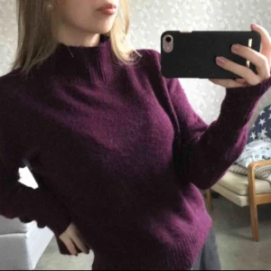  - Fin lila stickad tröja med hög krage Bra skick då den aldrig är använd Frakt tillkommer men pris kan diskuteras✨