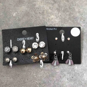  - 10kr styck Frakt tillkommer på 11kr, köper du flera örhängen är frakten fortfarande 11kr Alla örhängen blir tvättade innan de skickas 2,4,5,6,7 är oanvända!✨ 