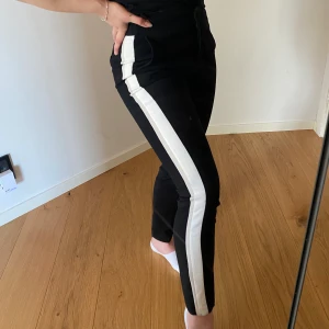 Kostymbyxor från Zara - Snygga kostymbyxor från Zara som sitter supersnyggt men kommer tyvärr inte till användning längre. Storlek XS och sitter bra på mig som är 160cm, nypris 250, säljer för 50kr (frakt tillkommer)🥰
