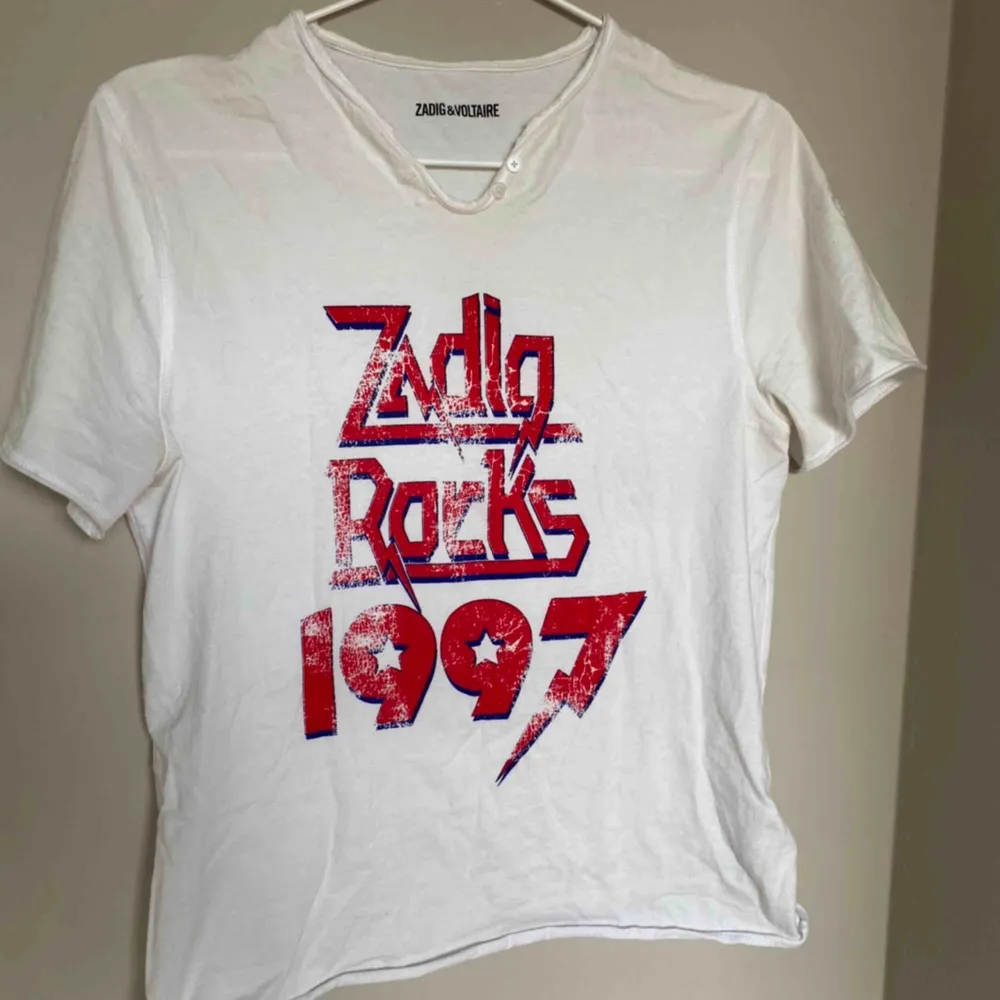 T-shirt från Zadig&Voltaire med ett starkt rött tryck på! Inget fel på den utan säljes pga ingen användning💜💫. T-shirts.