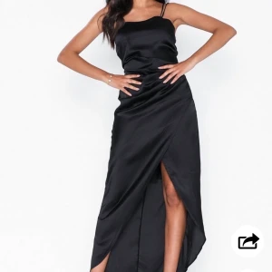 svart silkes klänning, storlek S  - Säljer min fina balklänning pågrund av att vi aldrig fick någon bal, alltså aldrig använd! Ordinariepris 800:-, men säljer för 500:-! Frakt tillkommer med 60:- , eller att vi möts upp i Växjö! 