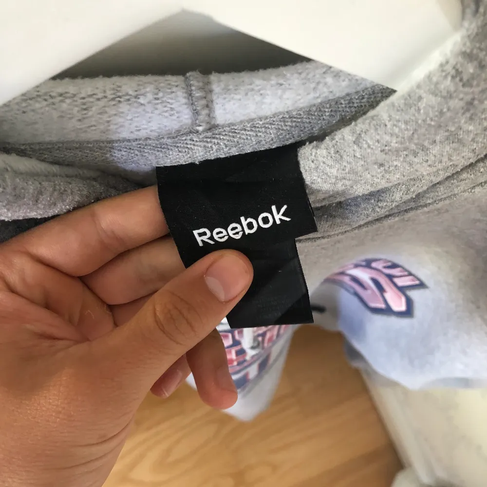 Snygg collage hoodie från Reebok. Är i storlek medium, men är stor i storleken vilket ger den en snygg oversized passform. Ställ gärna frågor och förhandla om pris!. Tröjor & Koftor.