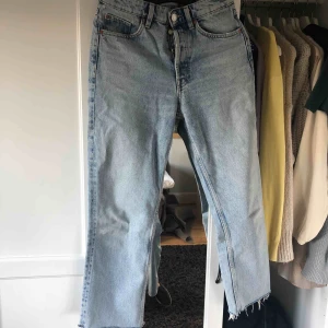  - Ljusblå jeans från zara, använda fåtalet gånger men sitter så galet snyggt på. Super fina t våren osv men säljer för jag ska köpa ny modell. Frakt tillkommer