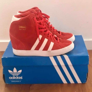  - Coola klackade röda Adidas sneakers inköpta 2013 men i fint skick. Enbart den vita sulan som har lite märken men som borde gå bort om man rengör skon. Ordinarie pris: 999kr, kan mötas upp i Stockholm annars står köparen för frakt. Pris kan diskuteras! 
