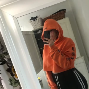 Croppad hoodie - Den är köpt från hm har klippt den själv så att den är croppad. Jätte fint skick och frakten ingår i priser🥰