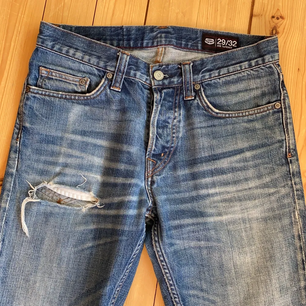 Crocker Jeans med rip på låret, bra skick! Frakt tillkommer. Jeans & Byxor.
