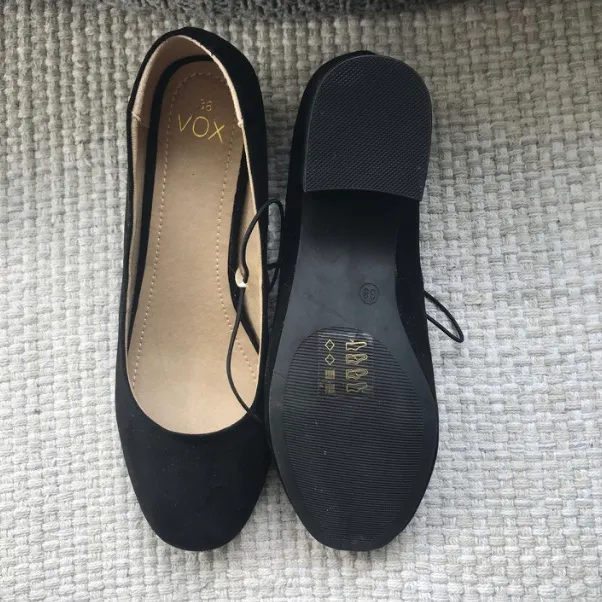 Helt oanvända svarta skor i mocka. Perfekta som finskor eller snyggt till exempelvis ankeljens. . Skor.
