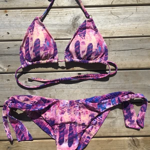 Mönstrad batik bikini - Knapt använd, från nelly.com
