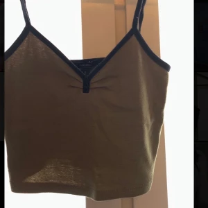 Sött linne!! - Kort linne i militärgrön, Använd mycket sparsamt. Köpt i Frankrike på forever21, storlek M men skulle säga att den passar xs/s oxå, frakt tillkommer