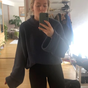 Stickad tröja från NAKD - Mörkblå stickad tröja från NAKD, säljer för har 2 likadana!🐚☀️ exklusive frakt om man inte kan mötas upp!