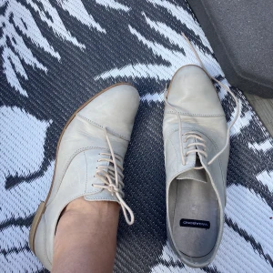 Vagabond lågskor storlek 40 - Lågskor i fint skick  i ljust skinn.