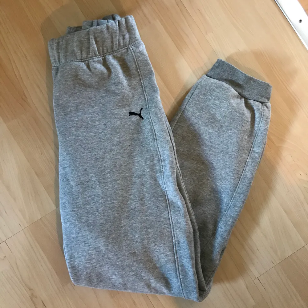 Helt nya ljusgråa sweatpants från puma i strl S☀️säljer för att de är lite för stora så har aldrig använt de (är ganska liten) Aldrig använda Supermjuka och trendiga🌸 Kan mötas upp i Sollentuna/Stockholm eller frakta. Jeans & Byxor.