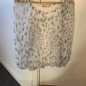 Blus M&G italy - Superfin löst sittande blus, leopardmöstrat. Str.OneSize men vill säga att den passas S/M. Från det finare märket M&G Italy. Sparsamt använd!