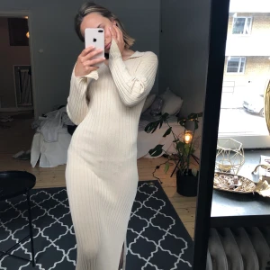 Superskönt klänning - Såå skön klänning, endast använd 1 gång. Låg slits på båda sidorna.  Från Gina Tricot, frakt tillkommer