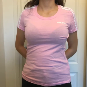 Adidas - Splitter ny adidas t-shirt är jättesnygg, storlek XS🌸 Köparen står för frakten🌸