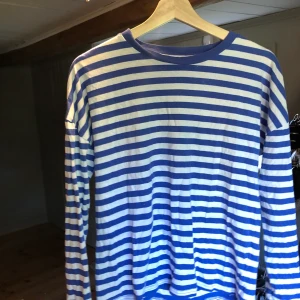 Blårandig tröja - Långärmad tröja som är ljusblå och randig💙 Köpt på Plick men har tyvärr aldrig kommit till användning för mig:/ frakt tillkommer💙