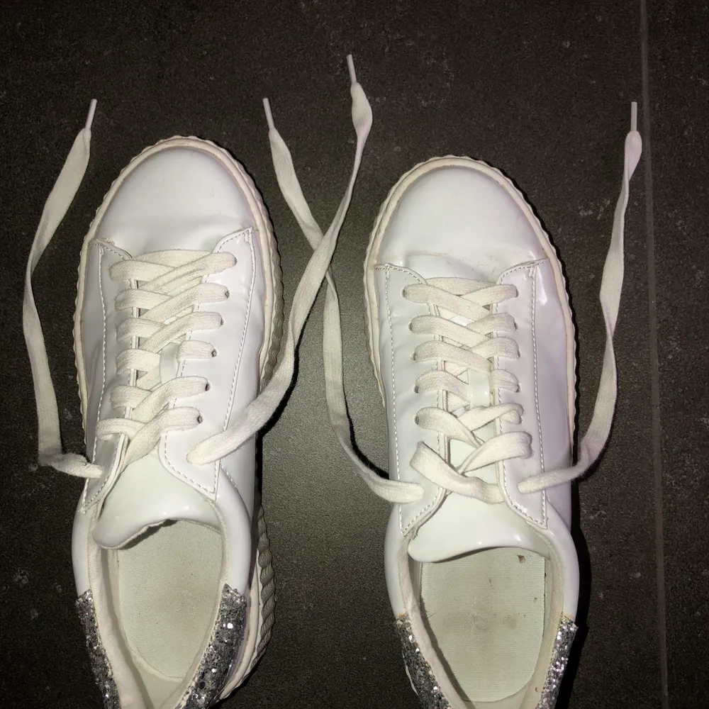 Super fina skor men som tyvärr inte kommer till användning. Använda cirka 2 gånger, och kommer självklart rengöra dom innan. 200kr + frakt. De är i vit lack med silver glitter där bak . Skor.