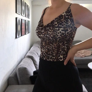 Leopard bodysuit - Superfin leaporad bodysuit med cowelneck från prettylittlething. Aldrig använd, frakt ingår