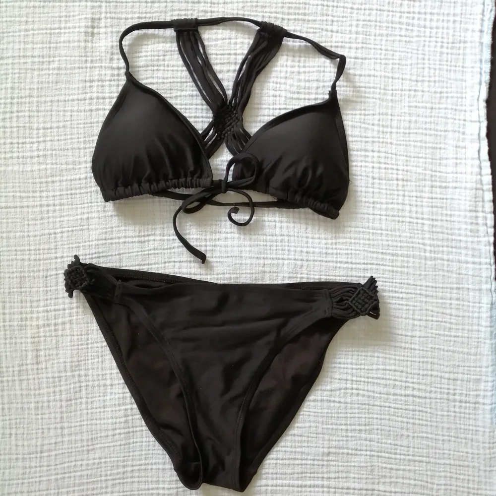 Black bikini in regular fit size 36. Top is padded and ties in the front. Worn for a summer and no damages. . Övrigt.