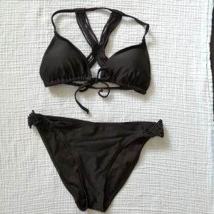 Cubus black bikini size 36 - Black bikini in regular fit size 36. Top is padded and ties in the front. Worn for a summer and no damages. 