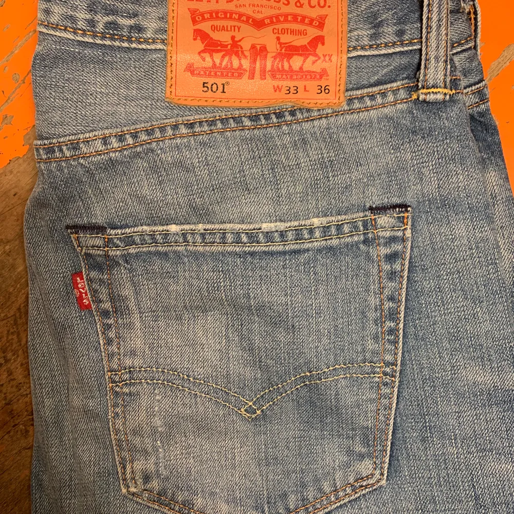 Jättefina Levis jeans i bra skick, som nya :) köpta second hand men bara använda av mig 1 gång 🌟. Jeans & Byxor.
