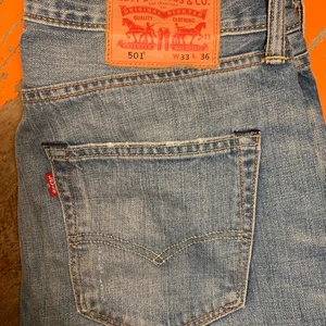 Levis jeans - Jättefina Levis jeans i bra skick, som nya :) köpta second hand men bara använda av mig 1 gång 🌟