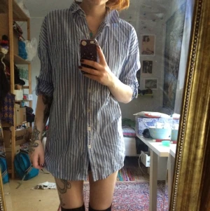  - Långskjorta från BikBok i storlek XS. Lite oversized. Randig blå/vit. Ärmarna är långa och kan knäppas upp till vikt tillstånd. 

Hämtas i Göteborg eller skickas efter önskemål. 