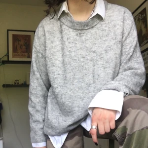 Grå tröja från H&M - En mysig grå tröja från H&M, har använt den rätt mycket men den är fortfarande i väldigt bra skick! Använder den tyvärr inte så mycket längre men den är verkligen jättemysig. Uppskattad storlek är M men då den är oversized för mig som är s-sx frakt: 22 kr