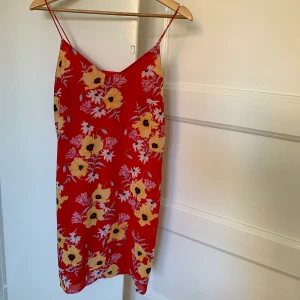 Sommarklänning - Fin blommig sommarklänning i fint skick. Frakt inkluderad i priset:)