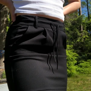 ONLY kjol - Inte använd så mycket. Väldigt fint skick och material. Storleken är mellan XS & S beroende på hur tight man vill ha den🌵 köparen står för frakten