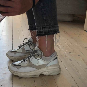  - Säljer mina chunky sneakers från Selected då dom inte kommer till användning. Storlek 38 men är något stora i storleken så passar förmodligen även 38,5. Använt skick därav priset. Rengörs självklart vid köp, Nypris 1500 kr. 👟 👟  