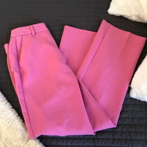 Rosa kostymbyxor  - Frakt tillkommer 📦