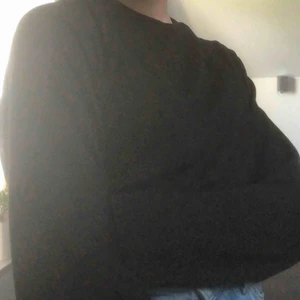  - säljer en helt vanlig svart sweatshirt i bekvämt materiel!!!!