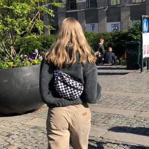 Teddyjacka - Superfin grå teddyjacka perfekt till sena sommarkvällar🥰! Säljer då den tyvärr blivit för liten. Kan mötas upp i Lund, annars står köpare för frakt.